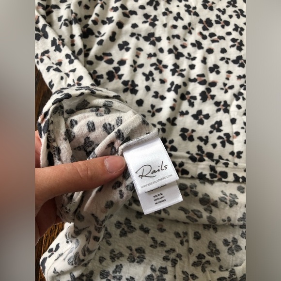RAILS Women's M Sami Tee - White/Ivory Floral Snow Leopard/Cheetah Design - Picture 6 of 9